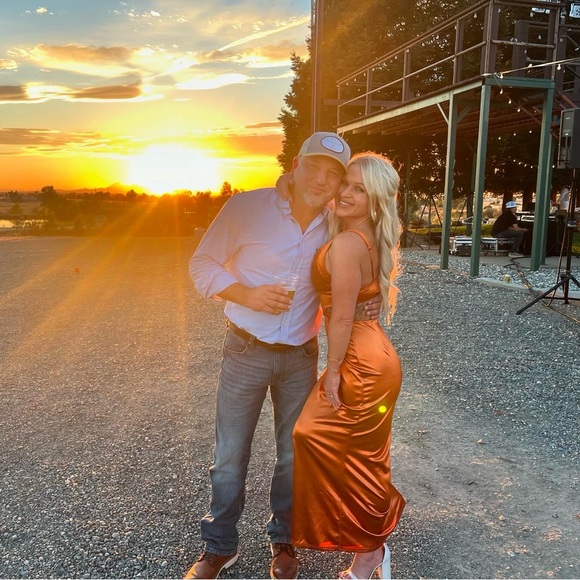 Elegant Orange Sleeveless Dress - Picture 2 of 3